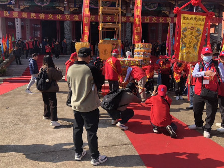 馬祖境天后宮2025閩東媽祖信仰民俗文化之旅28日來到霍童天后宮,遶境巡安儀式沿途鞭炮齊鳴,表達對媽祖的敬仰與感恩。(圖:馬祖境天后宮)