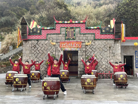 心誠則靈　北竿芹壁龍角峰祈夢。（圖與文：陳鵬雄、文化處）