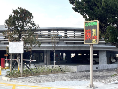 北竿機場停車場實施收費第一天,場內出現大量空車位。(圖/文:陳鵬雄)