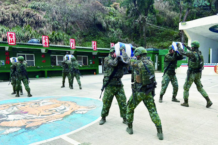 槍械格鬥攻防對抗。