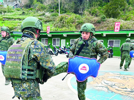 訓練官兵近身格鬥技巧。