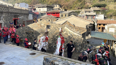 馬祖擺暝壓軸,西莒田澳境迎接陳元帥到府作客,陣頭浩蕩,場面十分熱鬧。(圖/文:宋幸儒)