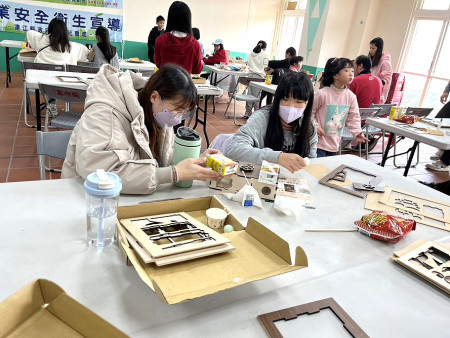 向下扎根小小木匠體驗課程圓滿落幕,由木工專家王冀光指導學員製作多功能手推車與迷你扭蛋機。(圖:縣府民社處)