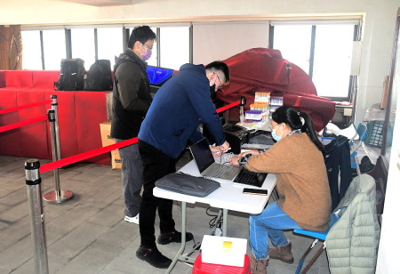 　整合式健康篩檢今起跑，首站在南竿鄉舉行，衛生局人員及廠商3日前往進行各篩檢關卡布置、相關機具安裝定位及主動線規劃。（圖／文：曹重偉）