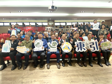 東引鄉、三義鄉締結姐妹鄉鎮,苗栗縣縣長鍾東錦、連江縣立法委員陳雪生、連江縣議會議長張永江、縣府秘書長張龍德等人皆親臨現場,共同見證這場跨縣市交流合作的重要時刻。(圖/文:陳其敏)