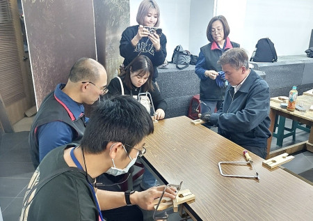 東引鄉公所、鄉代會一行人參訪三義木雕博物館,並體驗手作的樂趣。(圖/文:陳其敏)