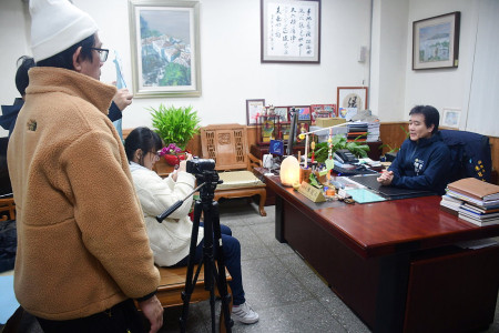 　因應國內詐騙案發生率居高不下，縣警局6日邀請縣長王忠銘、副縣長陳冠人拍攝宣導短片，提高鄉親對詐騙的防備能力。（圖／文：曹重偉）