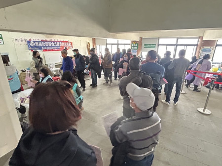 社區健康篩檢南竿場持續進行,尿液檢查項目新增了健康問卷填寫,使排隊時間較往年略長,最後2天呼籲鄉親把握機會。(圖/文:曹重偉)