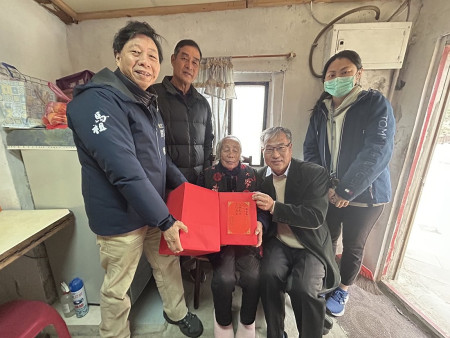 南竿鄉珠螺村楊金珠女士91歲生日,民政社會處副處長劉剛代表縣長7日上午會同鄉長林志東登門祝賀她生日快樂。(圖/文:曹重偉)