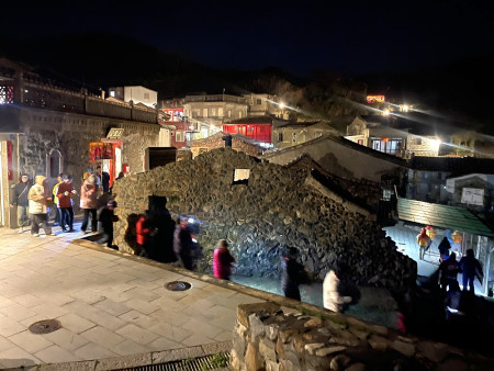 　西莒擺暝「巡夜」習俗，由威武陳元帥令牌引領哈班八將巡邏田澳村境內，驅逐境內宵小、鬼魅，沿路並採集鮮花拿回插在香爐上討吉利，象徵平安。（圖／文：宋幸儒）