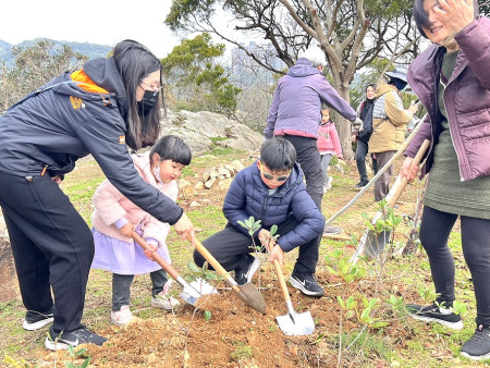 慶祝114年植樹節,馬管處、產發處與馬祖地質公園協會共同舉辦植樹節活動,為官帽山更添綠意。(圖/文:馮紹夫)
