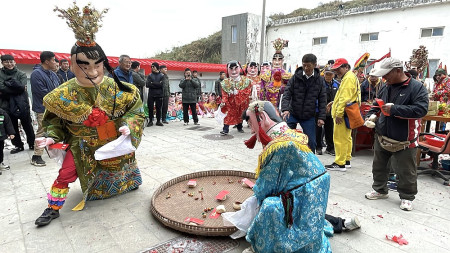 田澳境恭送陳元帥回宮,「搶包」活動、「攔路宴」增添熱鬧氣氛,馬祖四鄉五島擺暝活動同時也畫下句點。(圖/文:宋幸儒)