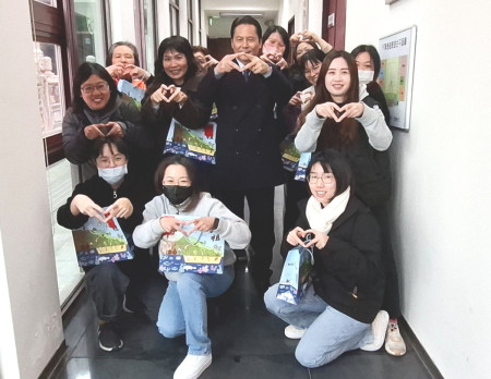 慶祝38婦女節,縣長王忠銘前往各局處關心女性夥伴,並肯定她們在工作上的傑出表現。(圖:縣府)