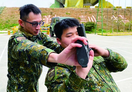 官兵演練徒手格鬥技巧。