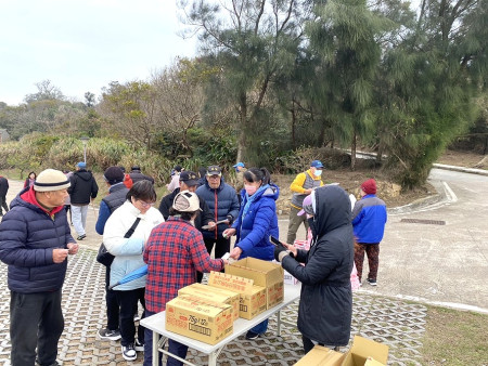 連江縣婦女會在東莒舉辦「性別無歧視,職場好友善」勞動權益巡迴宣導活動結合親子健行,鄉親參與踴躍。(圖/文:蔡夢玲)