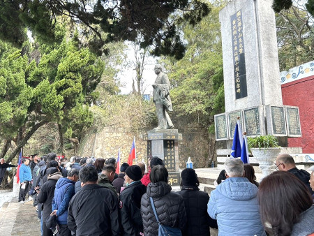國父孫中山逝世百年,國民黨連江縣黨部9日在十烈士紀念碑舉辦「向國父銅像致敬活動」,縣長王忠銘、議長張永江等到場參加。(圖/文:曹重偉)