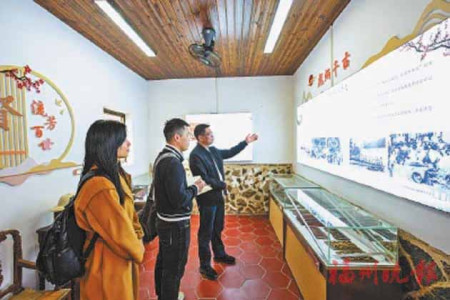工作人員介紹小南洋村發展史。