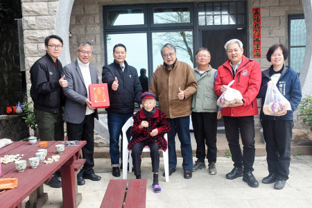 　四維村陳奕蓮女士10日過94歲生日，縣長王忠銘會同秘書長張龍德、鄉長林志東、民社處長曾玉花、行政處長陳明傑等前往祝壽。（圖／文：曹重偉）