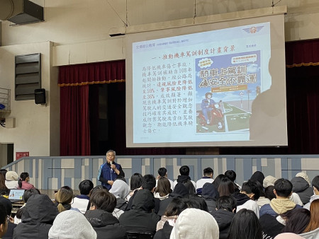 　道安意識從校園建立起，連江縣警察局前進馬祖高中舉辦交通安全宣導講座，加強高中學生的交通安全意識和路權觀念。（圖：連江縣警察局）