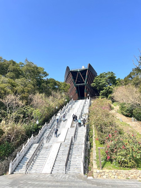 馬管處3月20日起進行媽祖巨神像船型平臺設施維護保養工程,工程期間步道進行管制。(圖/文:馮紹夫)