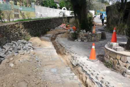 　國軍九五二營站聯外道路昨起進行污水下水道管線埋設工程，道路已開挖無法通行，施工期間暫不開放車輛進出敬請注意。（圖／文：曹重偉）