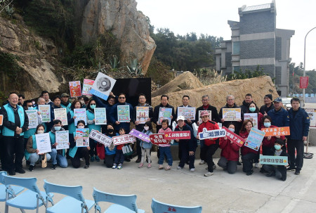 　消防局持續推廣住宅用火災警報器安裝，9日防災推廣營活動，縣長王忠銘頒發獎品慰勉協力安裝的義消隊員及志工們的辛勞。（圖／文：曹重偉）