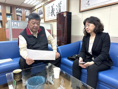 民航局長何淑萍針對北竿機場擴建工程與立委陳雪生交換意見,陳雪生要求加快工期並顧及當地民眾權益。(圖:立委陳雪生辦公室)