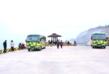 　海象轉趨平穩，11日有超過百名旅客從南竿轉進東引，是今年以來首見人數最多的旅遊團。（圖／文︰陳其敏）