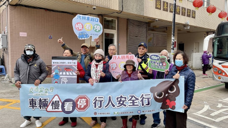 　提升遊客鄉親霧季期間交通安全意識，縣警局會同相關單位及友軍展開霧季交通安全宣導及事故防制活動，針對居民及遊客進行宣導。（圖：縣警局）