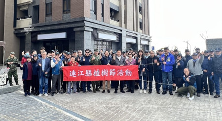 縣府114年植樹節活動前進仁愛147社區,首長們種下櫻花、茶花,為社區增添綠意。(圖/文:馮紹夫)