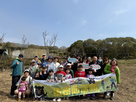 馬祖國家風景區管理處於植樹節當天邀請東莒國小全體師生一同在東莒大浦聚落64據點旁廣場植樹。(圖/文:蔡夢玲)