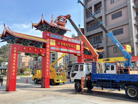 山隴白馬尊王廟管會春節牌樓12日完成拆除,象徵馬祖春節正式結束。(圖/文:馮紹夫)