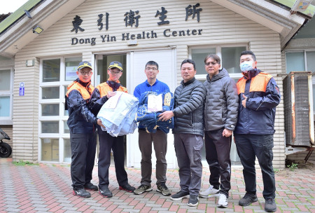 　東引義勇消防大隊贈送輕柔暖被到衛生所，補充存量，讓每一位後送病患都能有一條乾淨溫暖的棉被可用。（圖／文：陳其敏）