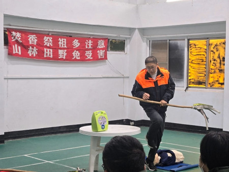　莒光消防分隊結合義消常訓進行清明公墓搶救演練，過程逼真。（圖／文：宋幸儒）