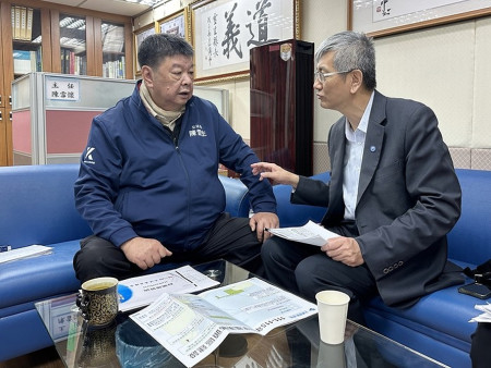 航港局長葉協隆10日拜訪立委陳雪生,就目前馬祖地區的地方港口建設進行報告。(圖:立委陳雪生辦公室)