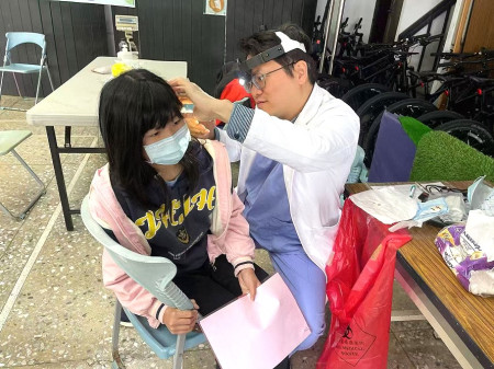 揪感心!雙和醫院耳鼻喉科醫師巫承融心繫西莒鄉親的需求,趁著支援整篩的機會,特地帶來工具解決耳朵問題,讓鄉親覺得很窩心。(圖/文:宋幸儒)