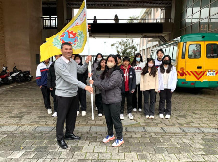 114年全中運4月登場,馬祖高中校長謝崇耀為參加資格賽選手授旗,勉勵選手全力以赴、展現實力。(圖:馬祖高中)