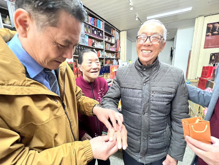 馬祖村陳應城90歲生日,縣長王忠銘、鄉長林志東前往拜訪祝賀。(圖/文:馮紹夫)