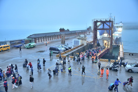 　新臺馬輪完成年度歲修後首航，15日載客309人到馬祖後，再疏運365名旅客前往基隆。（圖／文：陳其敏）