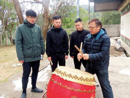 董老師示範教學。