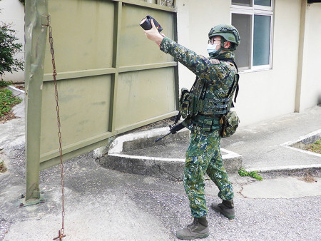 官兵針對科目進行演練。