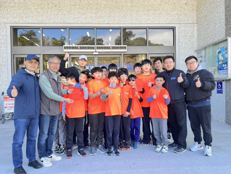 2025中華民國第57屆全國少年籃球錦標賽3月17日開打,馬祖聯隊昨天啟程參賽,副縣長陳冠人代表縣長致贈程儀祝福。(圖/文:馮紹夫)