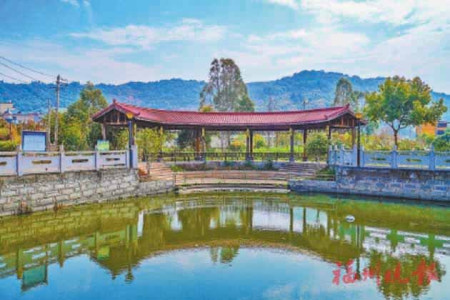 濱水而建的廊橋。