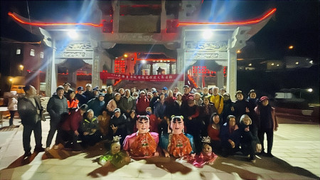 莒光獨有擺暝活動餘興節目「跑火賽」第2場熱鬧登場,旅台鄉親初體驗,覺得新奇有趣。(圖/文:宋幸儒)