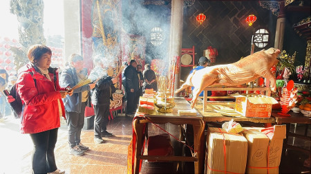 為陳元帥暖壽,西莒傳統技藝協會組祝壽團前往祝賀,現場熱鬧滾滾。(圖/文:宋幸儒)