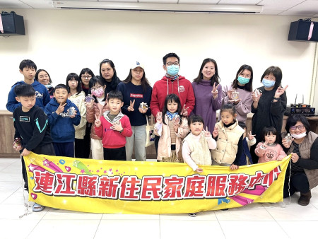 民社處舉辦新住民親子共讀活動,推動多元文化學習,幫助家長與孩子認識自身權利,並學會如何在日常生活中實踐與維護這些權利。(圖:縣府民社處)