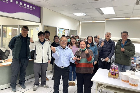 資深同仁黃秀香榮退,地政局特舉辦歡送茶會,局長陳奕誠代表縣長致贈榮退紀念牌匾,氣氛溫馨。(圖:連江縣地政局)