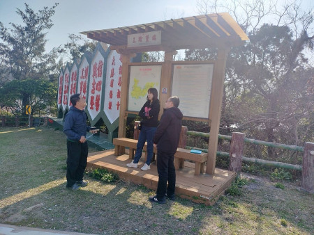 議員曹丞君關心海線三槍堡候車環境,公車處現地會勘改善候車設施。(圖:公車處)
