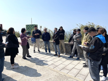　芹壁馬祖播音站播音牆確定要進行修復，馬管處邀相關單位現勘討論。（圖／文：陳鵬雄）