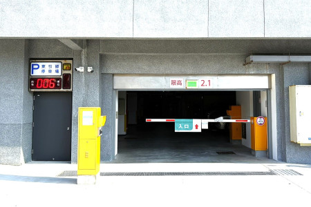 東引鄉聯合辦公大樓地下停車場營運即將期滿一年,鄉公所重新辦理招租申請登記,並定於3月26日上午進行公開抽籤。(圖/文︰陳其敏)